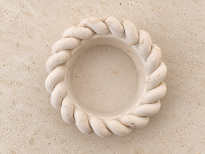 Twisted Glow – Handgemaakte Jesmonite Waxinelichthouder